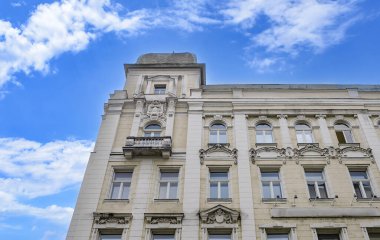 Gökyüzüne karşı çok güzel tarihi bir bina. Evin tepesi görünüyor..