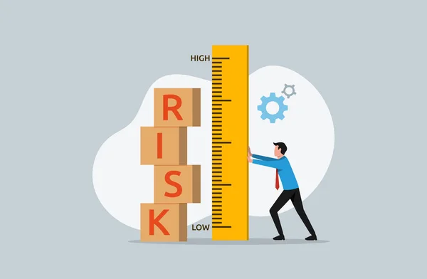 风险评估和调查 分析潜在的危险程度 商人用标尺衡量风险箱 — 图库矢量图片
