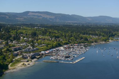 Cowichan Körfezi marinaları ve havadan gelen oteller, Vancouver Adası, İngiliz Kolumbiyası