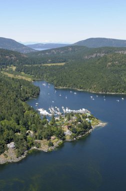 Cenova Körfezi ve Cenova Körfezi Marina, Vancouver Adası, Britanya Kolumbiyası, Kanada.