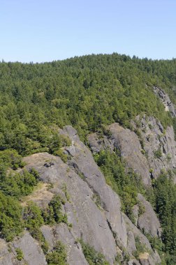 Kayalıkların tepesindeki haç. Tzouhalem, Cowichan Vadisi, Vancouver Adası, British Columbia, Kanada.