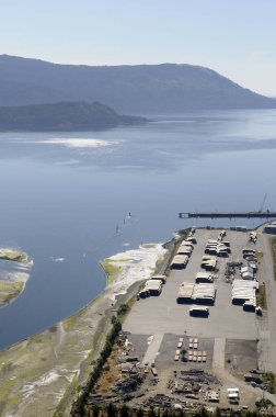 Batı Ormanı Ürünleri terminaline kereste istiflenmiş, Cowichan Körfezi hava fotoğrafları, Vancouver Adası, British Columbia, Kanada.