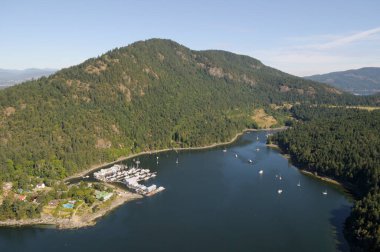 Cenova Körfezi, Cenova Körfezi Marina ve Mt. Tzuhalem, Vancouver Adası, British Columbia, Kanada.