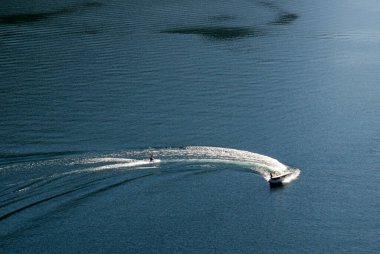 Cowichan Gölü 'nde su kayağı, Vancouver Adası hava fotoğrafçılığı, British Columbia, Kanada.