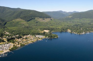 Cowichan Gölü 'ndeki Balayı Koyu, Vancouver Adası hava fotoğrafçılığı, British Columbia, Kanada.