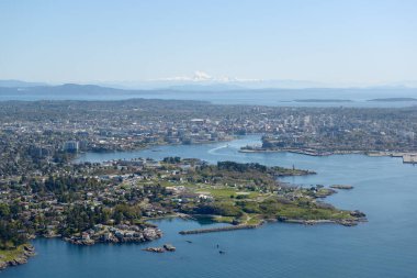 Victoria BC 'nin havadan görünüşü ve Esquimalt ön planda yer alıyor. Washington 'daki Baker Dağı ufukta Victoria, Vancouver Adası, British Columbi