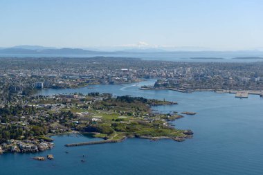 Victoria BC 'nin havadan çekilmiş fotoğrafı ve Esquimalt ön planda yer alıyor. Washington 'daki Baker Dağı ufukta Victoria, Vancouver Adası, British Columbi