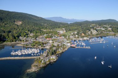 Önplanda Grace Point, Salt Spring Island, British Columbia, Kanada 'nın yer aldığı Ganj kasabasının hava görüntüsü