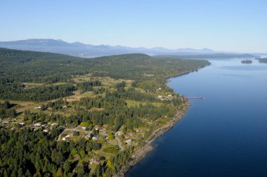 Fernwood 'daki hükümet rıhtımında Salt Spring Adası' nın kuzeyine bakan manzara. Vancouver Adası, Salt Spring Adası, British Columbia, Kanada