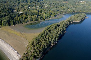 Walker Kancası 'ndaki sahil ve göl, Salt Spring Adası, British Columbia, Kanada