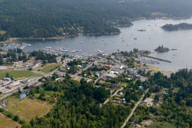 Ganj, Salt Spring Adası, British Columbia, Kanada 'nın güneyine bakan hava fotoğrafı