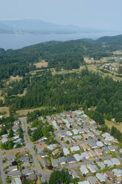 Brinkworthy Yolu 'ndaki Saltspring Adası' nın hava fotoğrafı. Vancouver Adası 'ndaki Osborne Körfezi ve Crofton, Saltspring Adası, British Columbia, Kanada