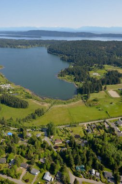 Arka planında Trincomali Channel ve Gulf Adaları olan Saint Mary Gölü, Britanya Kolumbiyası, Kanada