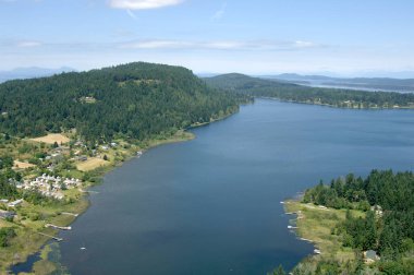 Arka planında Trincomali Channel ve Gulf Adaları olan Saint Mary Gölü, Britanya Kolumbiyası, Kanada