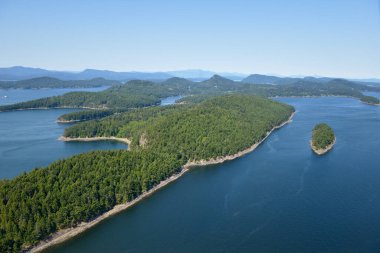 Samuel Adası arka planda Mayne Adası, British Columbia, Kanada.