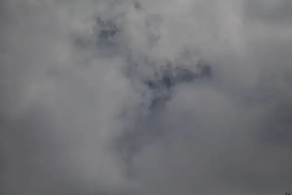 Bulutlar mavi gökyüzü arka planını kapladı