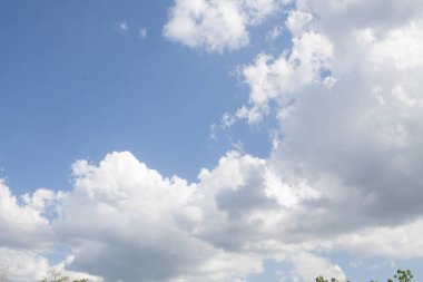 Bulut arkaplanlı mavi gökyüzü görünümünü kapat