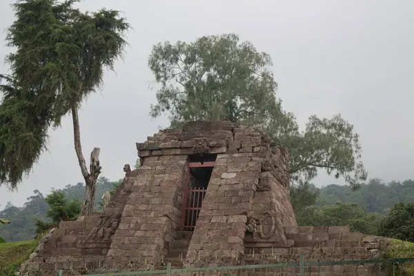 Merkezi Java 'da sukuh tample piramidinin güzel ana binası