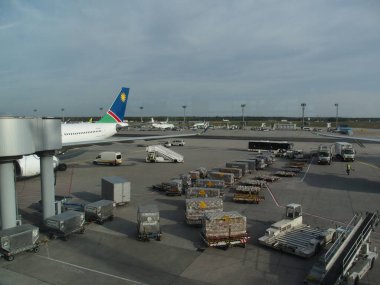 Frankfurt Havaalanı, Almanya 'da yemek konteynırları ve yemek karavanlarının manzarası