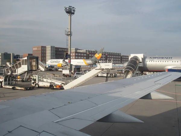 ドイツのフランクフルト空港で離陸する飛行機からの眺め — ストック写真