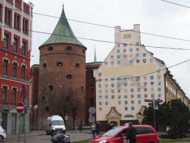 Riga, Letonya 'daki Pudra Kulesi ve Arma Paltoları ile dekore edilmiş bir ev.