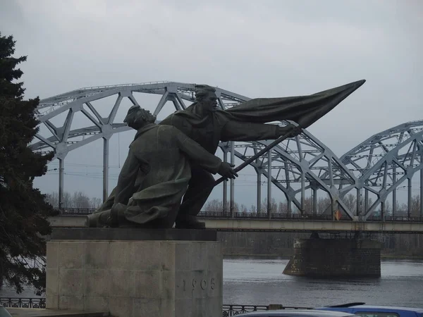 Monumento 1905 Ponte Sul Fiume Daugava Riga Lettonia — Foto Stock