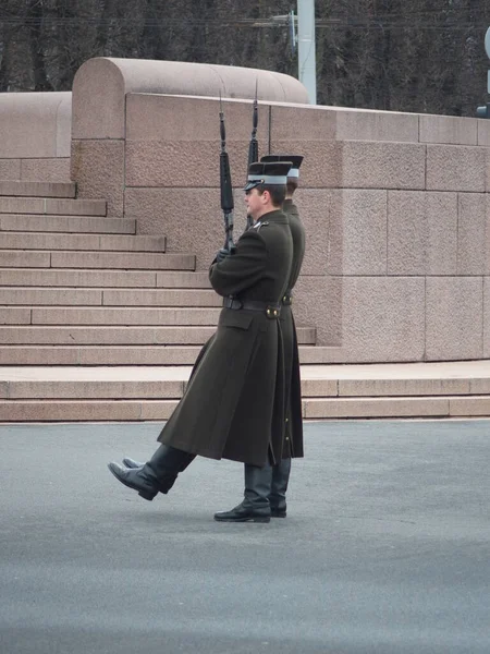 Τιμητική Φρουρά Μπροστά Από Μνημείο Ελευθερίας Του 1935 Στη Ρίγα — Φωτογραφία Αρχείου