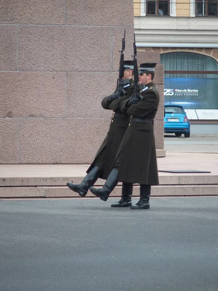 Guardia Onore Davanti Monumento Alla Libertà Del 1935 Riga Lettonia — Foto Stock
