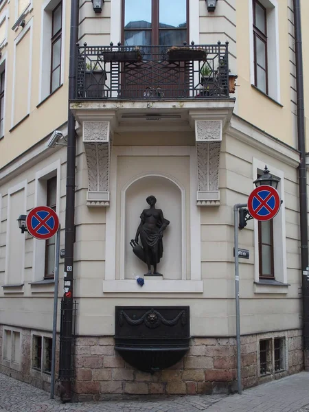 Статуя Женщины Углу Здания Обрамленная Знаками Парковки Риге Латвия — стоковое фото