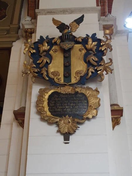 有名な聖マリア大聖堂 ラトビア の内部の詳細18世紀初頭から貴族のオフィスや日付を持つドイツ語のテキスト — ストック写真