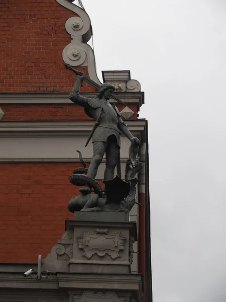 Statue Tueuse Dragon Sur Façade Maison Des Têtes Noires Riga — Photo