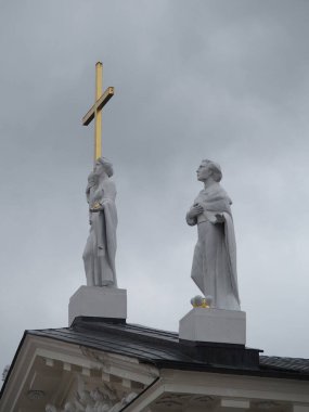 Litvanya, Vilnius 'taki Aziz Stanislaus Katedrali' nin çatısında heykeller