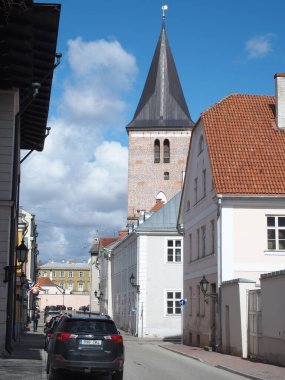 Estonya, Tartu 'da sokak sahnesi, arka planda St. John' s Kilisesi kulesi.