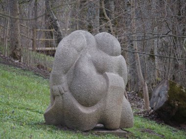 Letonya, Sigulda yakınlarındaki Turaida Müzesi 'nin heykel bahçesinde.