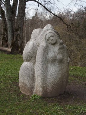 Letonya, Sigulda yakınlarındaki Turaida Müzesi 'nin heykel bahçesinde.