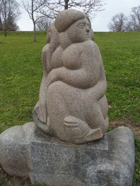 Letonya, Sigulda yakınlarındaki Turaida Müzesi 'nin heykel bahçesinde.