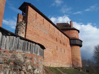 Sigulda, Letonya yakınlarındaki Turaida Kalesi 'nin restore edilmiş binaları