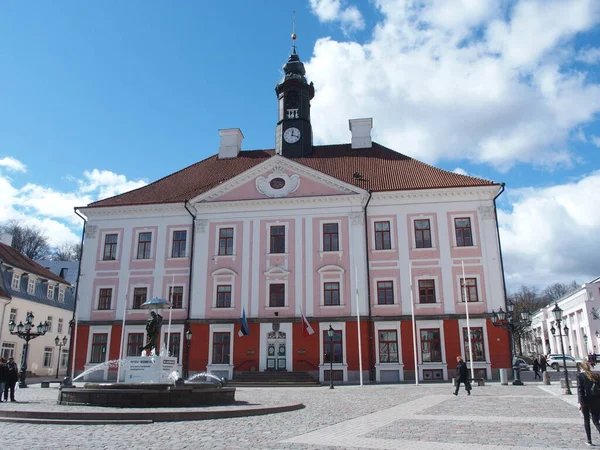 Ayuntamiento Tartu Estonia Primer Plano Fuente Con Estatua Besar Los —  Fotos de Stock