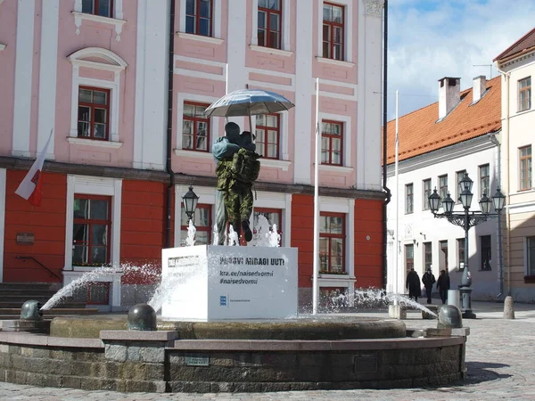 Fonte Com Estátua Estudantes Beijando Praça Câmara Municipal Tartu Estônia — Fotografia de Stock