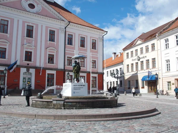 Σιντριβάνι Άγαλμα Των Μαθητών Που Φιλιούνται Στην Πλατεία Tartu Town — Φωτογραφία Αρχείου