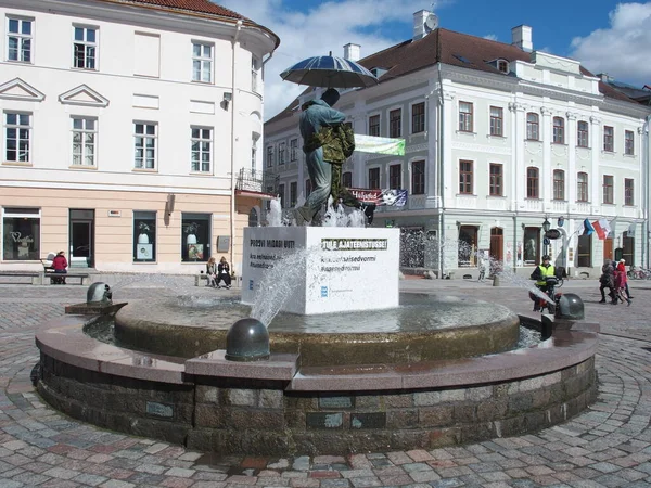 Fuente Con Estatua Los Estudiantes Besándose Plaza Del Ayuntamiento Tartu —  Fotos de Stock