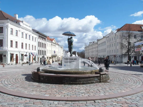 エストニア タルトゥ市役所広場にあるキス学生像の噴水 — ストック写真