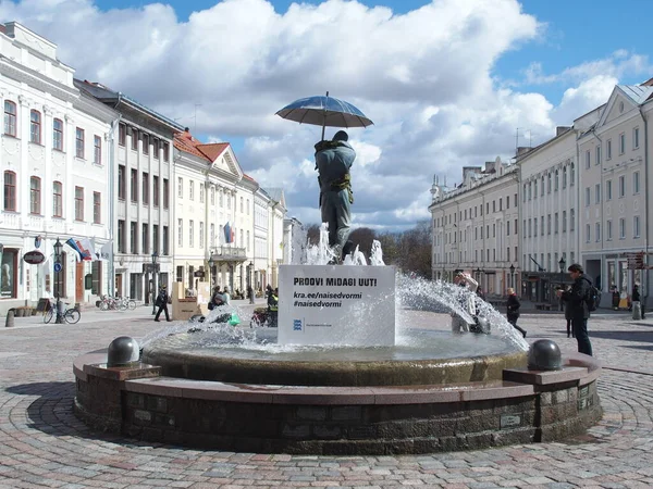 Fontaine Avec Statue Des Étudiants Baisers Sur Place Mairie Tartu — Photo