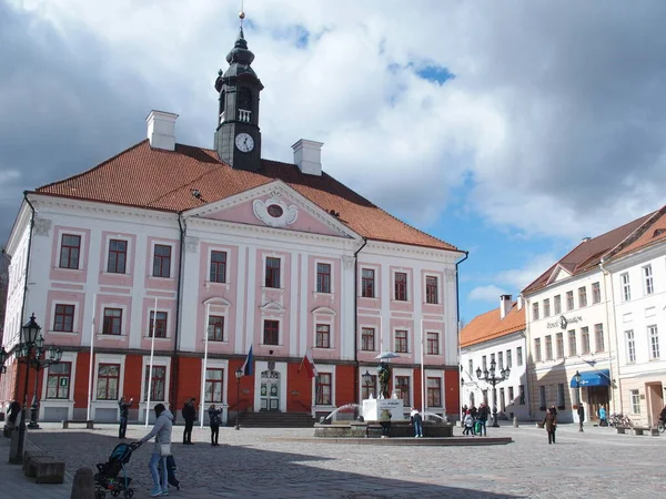 Rathaus Von Tartu Estland Vordergrund Der Brunnen Mit Der Statue — Stockfoto