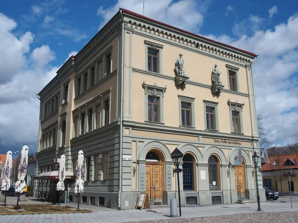 爱沙尼亚塔尔图市政厅广场的历史建筑 — 图库照片