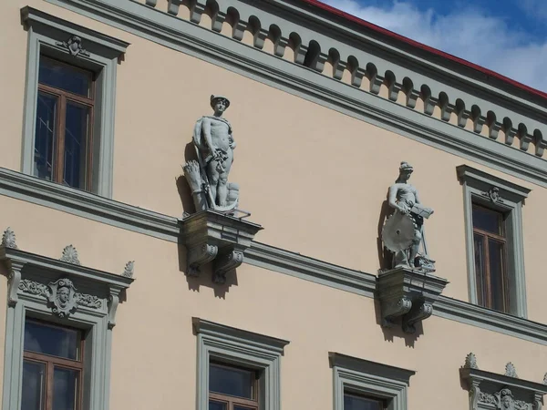 Szobrok Egy Történelmi Épület Tartu Észtország — Stock Fotó