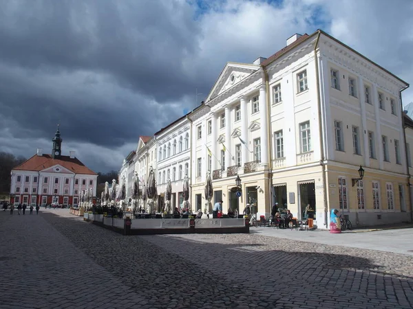 Rozlehlé Náměstí Radnice Tartu Estonsko Radnicí Pozadí — Stock fotografie