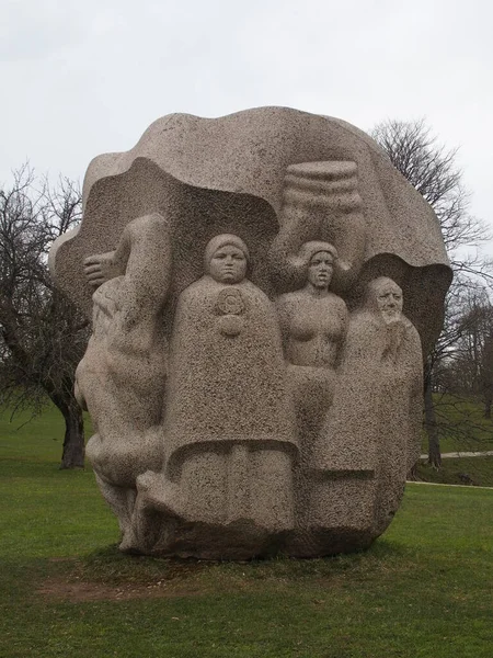 ラトビア シグルダ近郊のトゥライダ美術館跡の彫刻庭園 — ストック写真