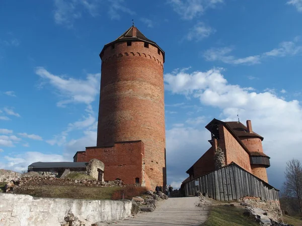 Torre Redonda Parte Restaurada Castelo Turaida Perto Sigulda Letónia — Fotografia de Stock