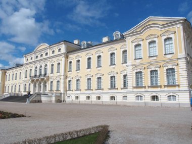 Letonya 'daki Rundale Sarayı geniş saray bahçelerinden görüldü.